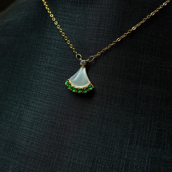 翠舞轻光 · 贝母翡翠吊坠