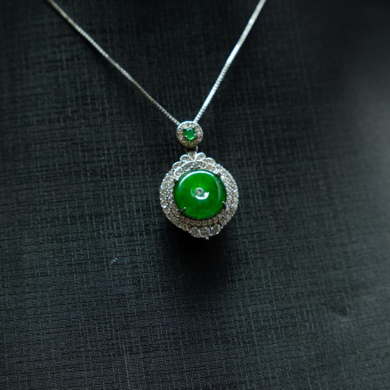 辣绿翡翠满钻围镶平安扣吊坠