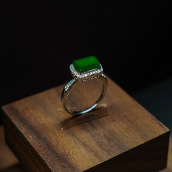 满钻围镶翡翠马鞍戒指