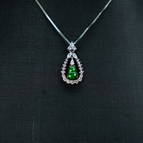 翡翠葫芦满钻水滴吊坠