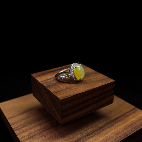 黄翡满钻蛋面戒指